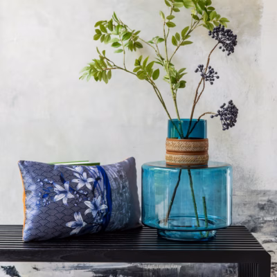 HEAL vaas Water – mondgeblazen blauwe designvaas met zachte brasa van restmateriaal en natuurlijke elegantie